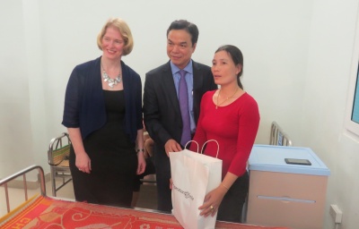 Đoàn Đại sứ New Zealand tại Việt Nam đến thăm, tặng quà cho Bệnh nhân sứt môi, hở hàm ếch
